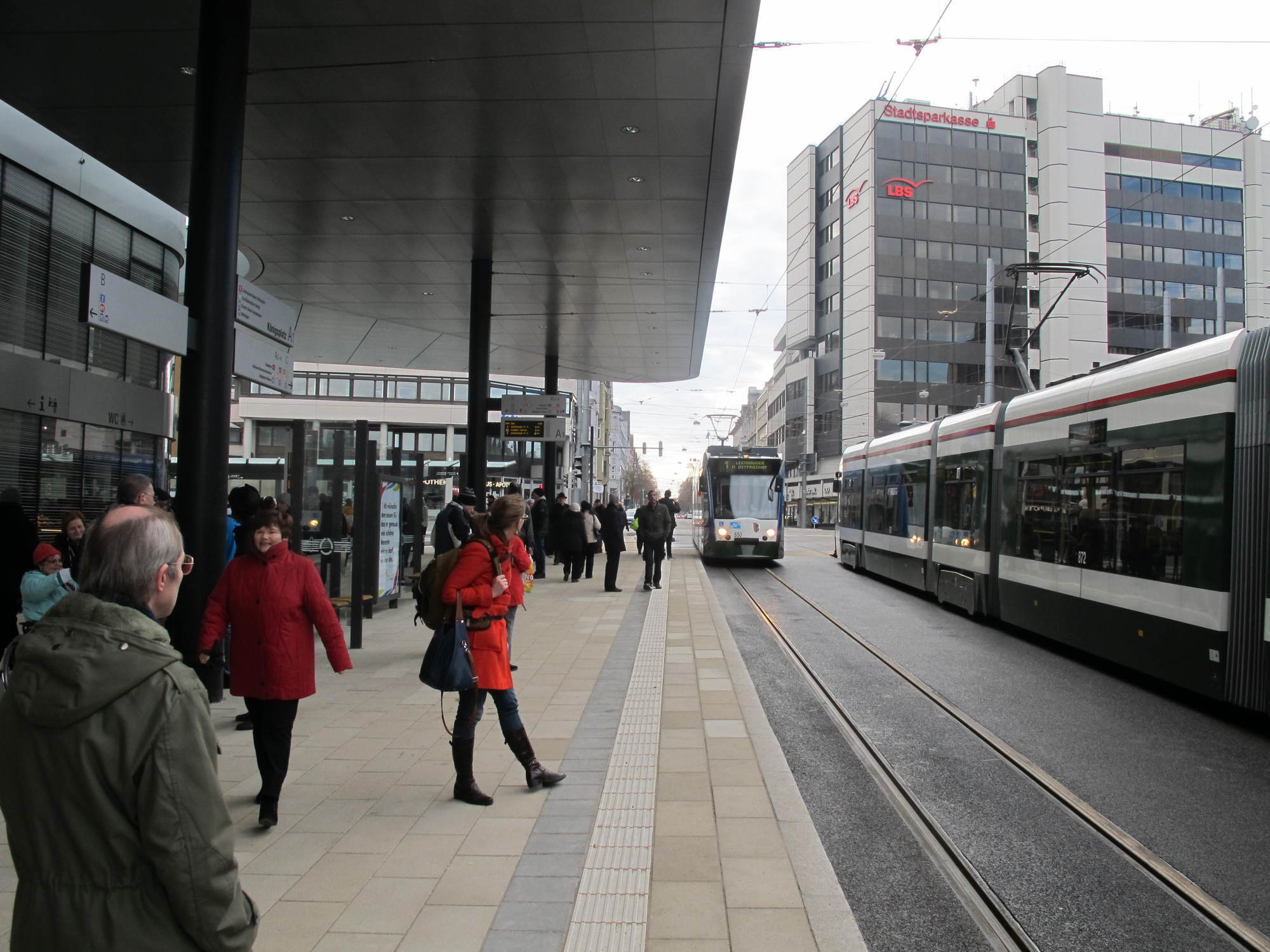 Die gestrige Kö-Eröffnung lockte zehntausende Besucher an das neu gestaltete Gleisdreieck in der Augsburger City, Foto: B4B SCHW