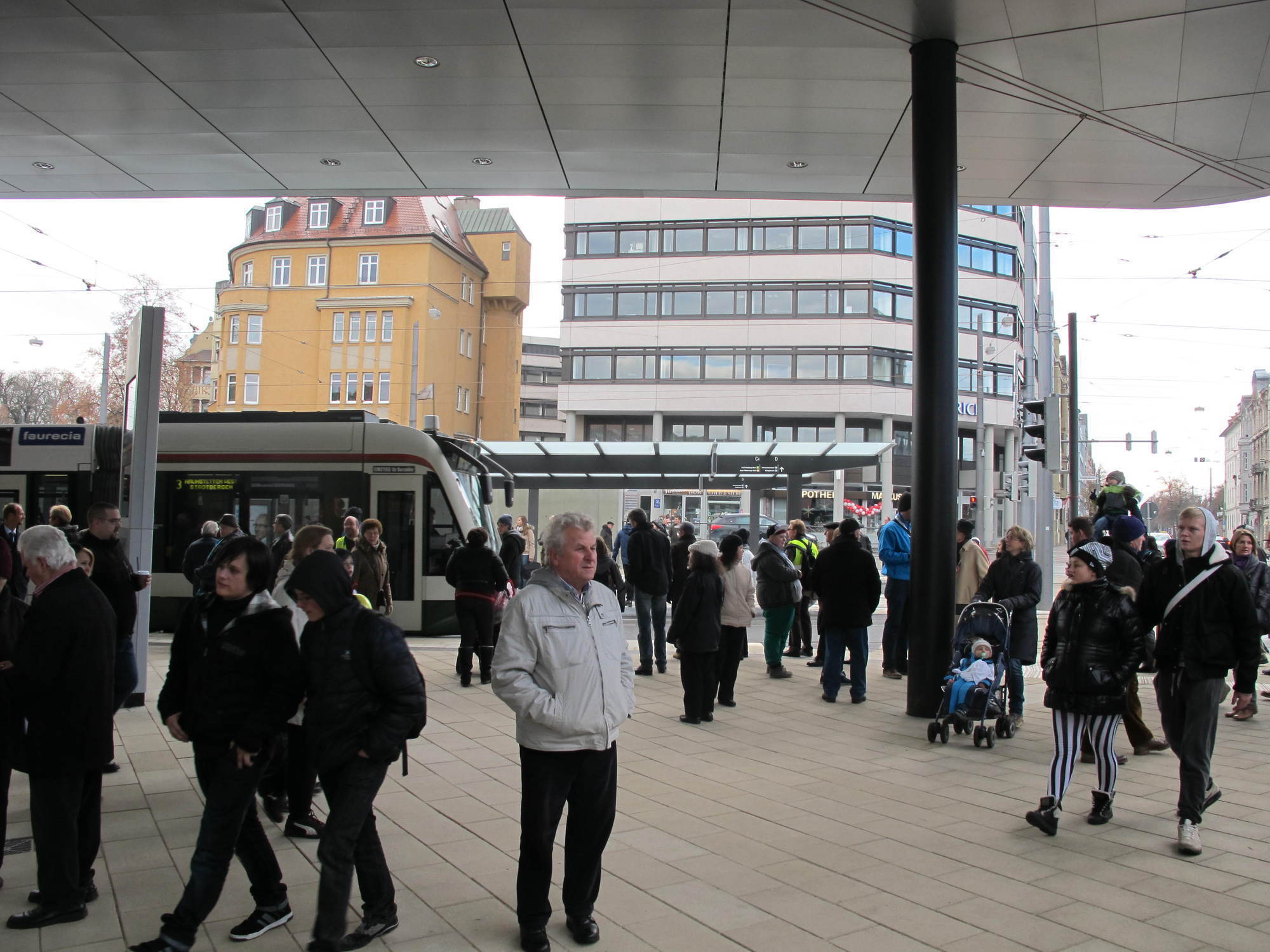 Die gestrige Kö-Eröffnung lockte zehntausende Besucher an das neu gestaltete Gleisdreieck in der Augsburger City, Foto: B4B SCHW