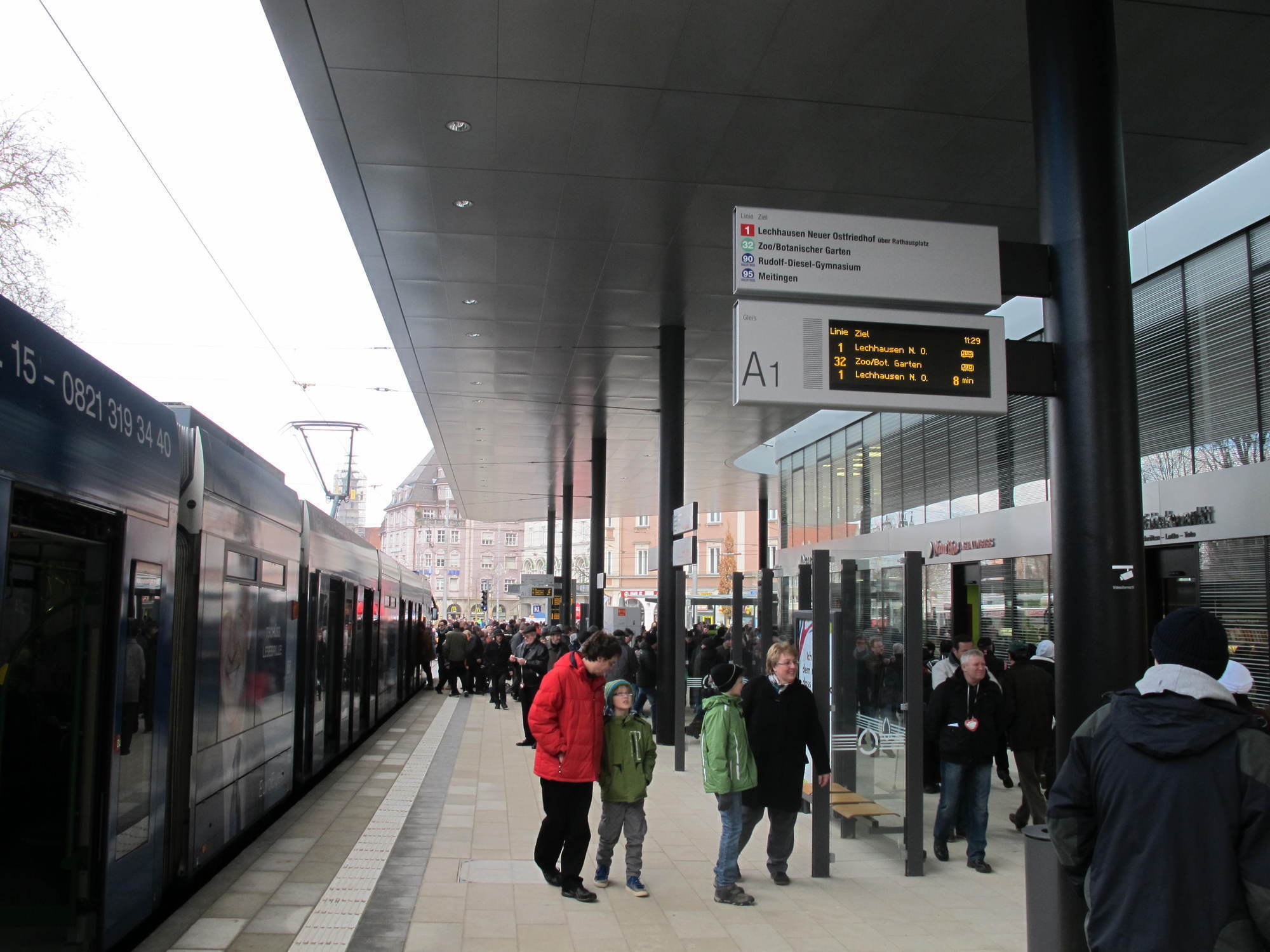 Die gestrige Kö-Eröffnung lockte zehntausende Besucher an das neu gestaltete Gleisdreieck in der Augsburger City, Foto: B4B SCHW