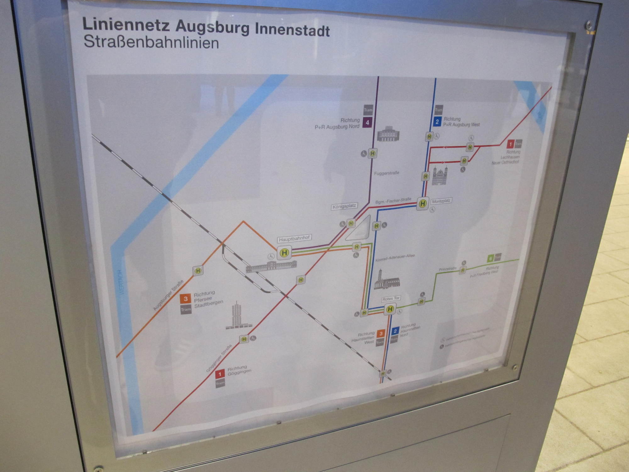 Die gestrige Kö-Eröffnung lockte zehntausende Besucher an das neu gestaltete Gleisdreieck in der Augsburger City, Foto: B4B SCHW