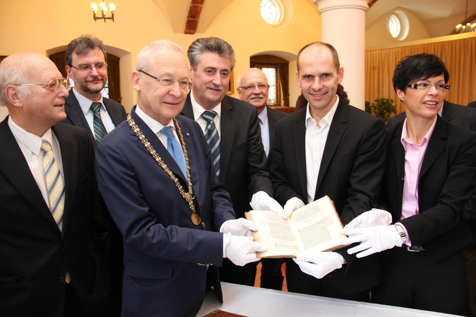 Gemeinsam wird der wertvolle Bücherfund der Öffentlichkeit vorgestellt. Foto: Stadt Memmingen