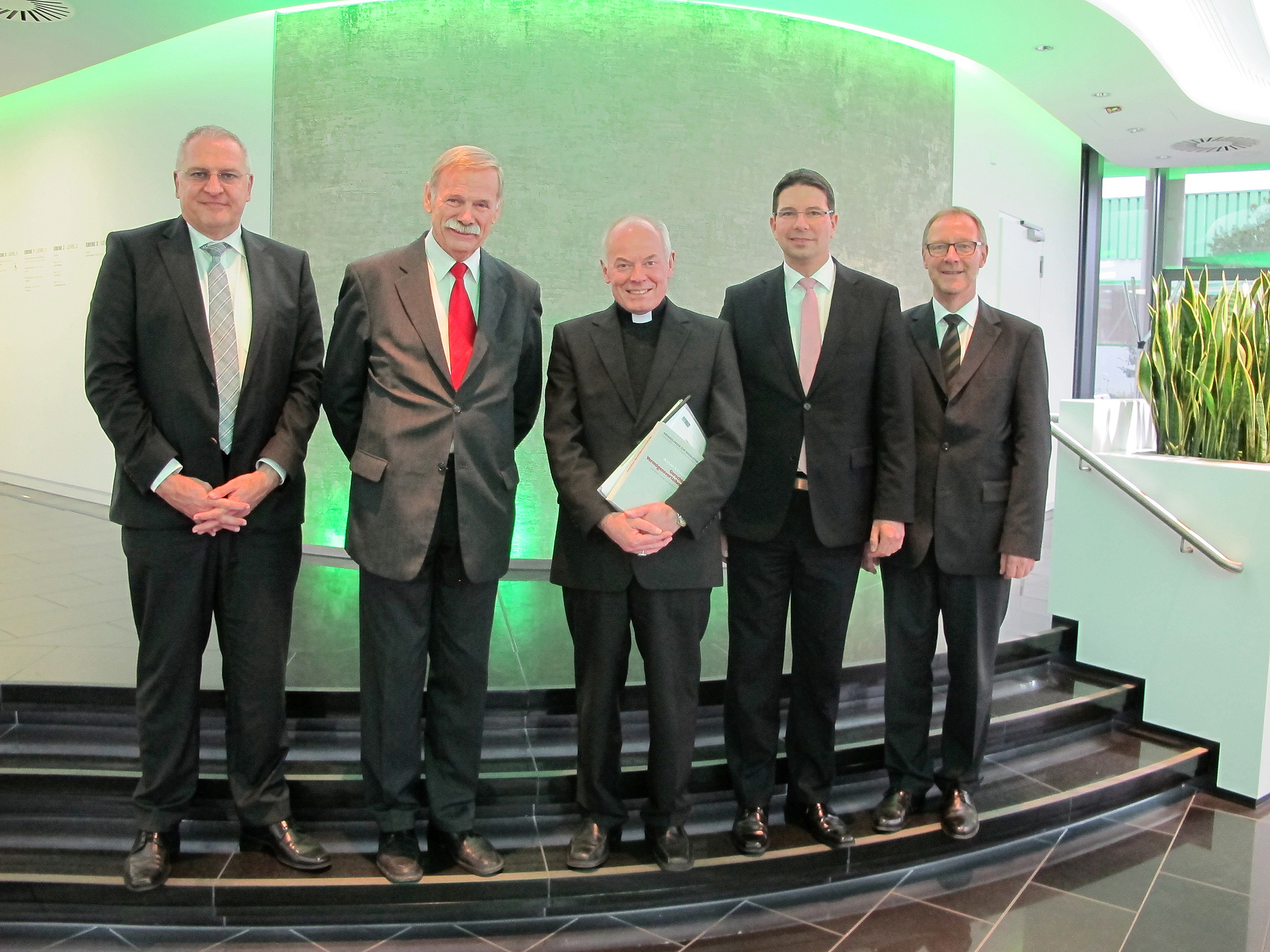 Günter Stoll, Walter Ernst (beide Grünbeck), Bischof Losinger,Peter Lachenmeier (Grünbeck) & Heinrich Beyer (AGP). Foto:Grünbeck