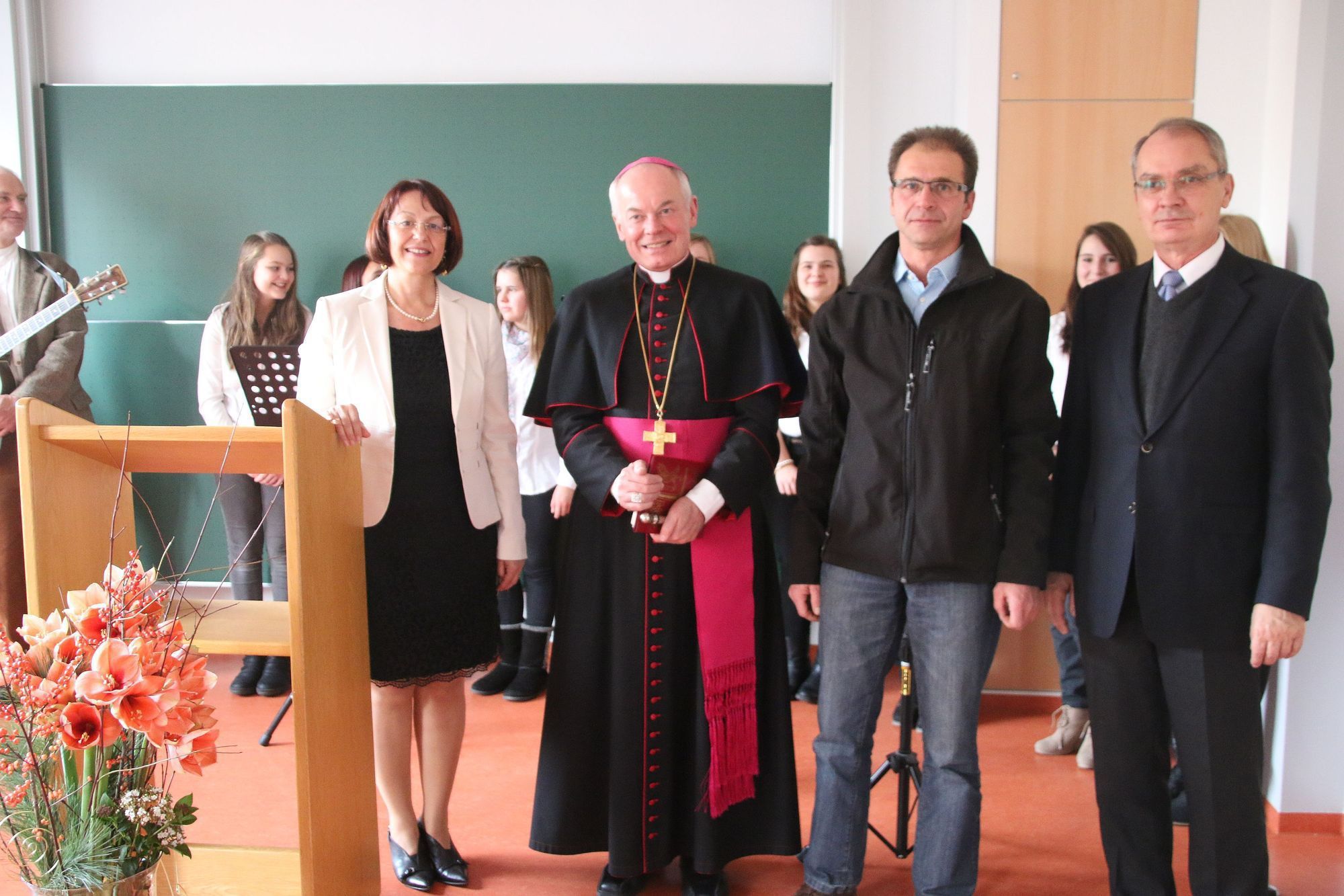 Schulleiterin Rosa Müller, Weihbischof Losinger, Projektleiter Josef Schwegler und Ulrich Haaf, Diöszese Augsburg. Foto: Sabine