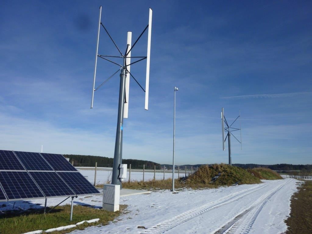 Die beiden Kleinwind-Kraftanlagen sorgen für eine umweltfreundliche Erzeugung von Strom. Foto: Landratsamt Ostallgäu