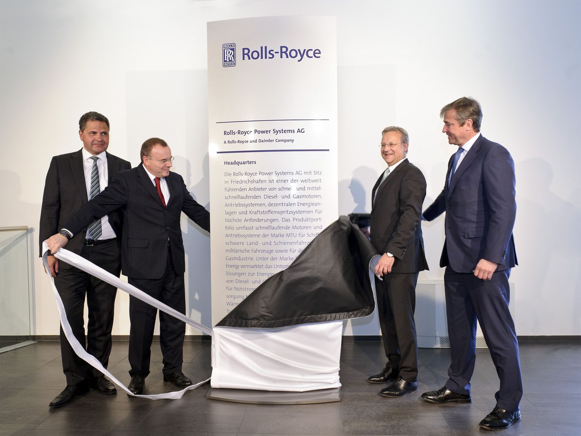 Am 9. Januar enthüllten die vier Vorstände in Friedrichshafen das neue Logo. Foto: RRPower Systems