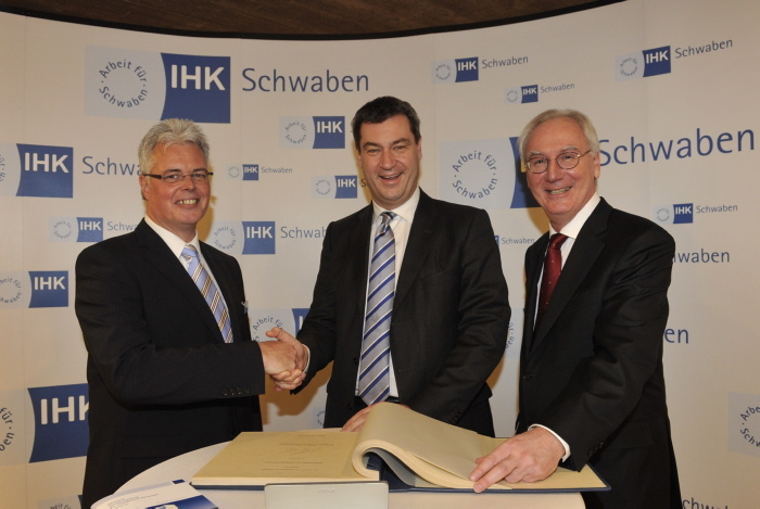 Andreas Kopton (l.) und IHK-Hauptgeschäftsführer Peter Saalfrank (r.) mit dem bayerischen Finanzminister Markus Söder (Mitte).