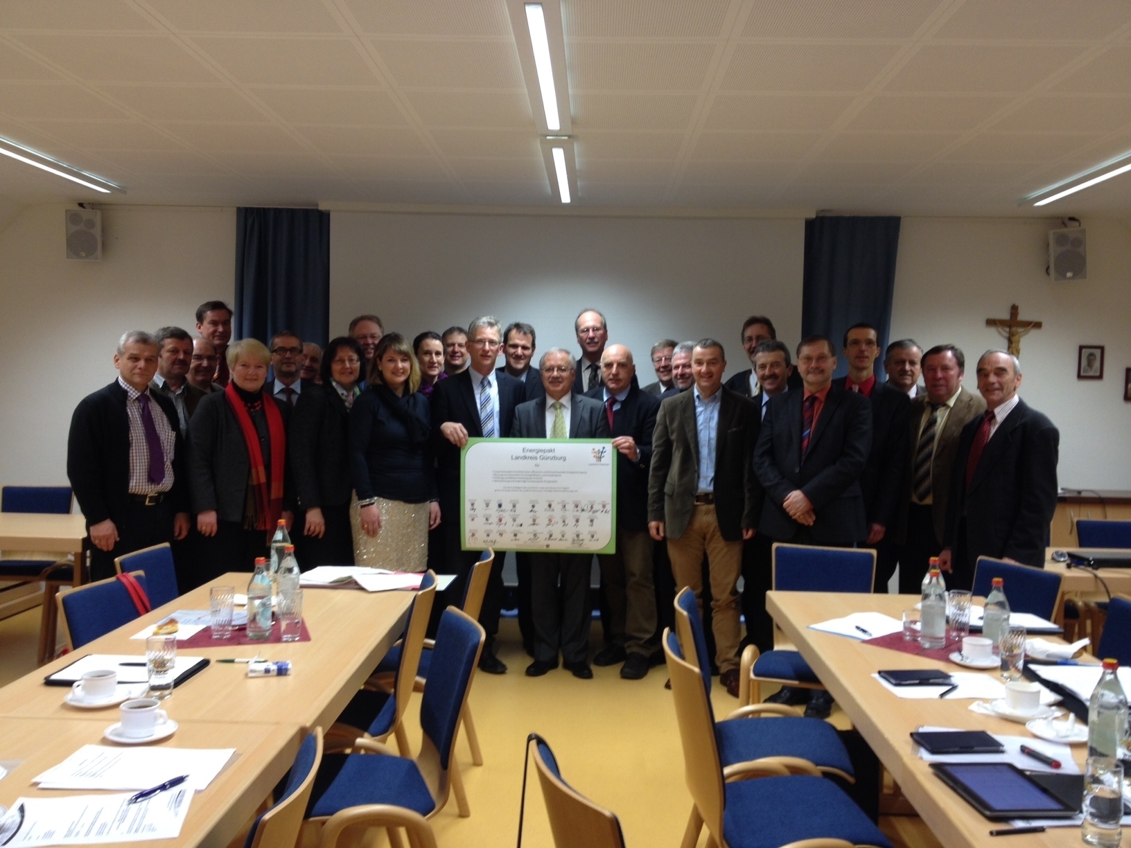 Die Bürgermeister unterzeichneten den Energiepakt. Foto: Landratsamt Günzburg