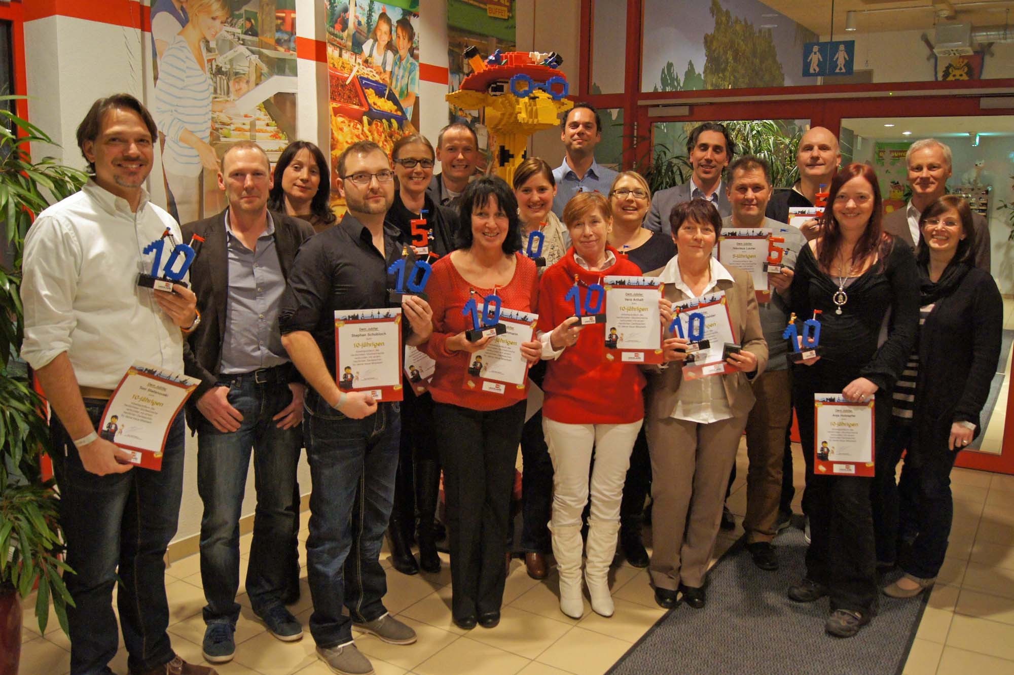 16 Mitarbeiter von LEGOLAND Deutschland Resort für langjährige Unternehmenszugehörigkeit geehrt. Foto: LEGOLAND