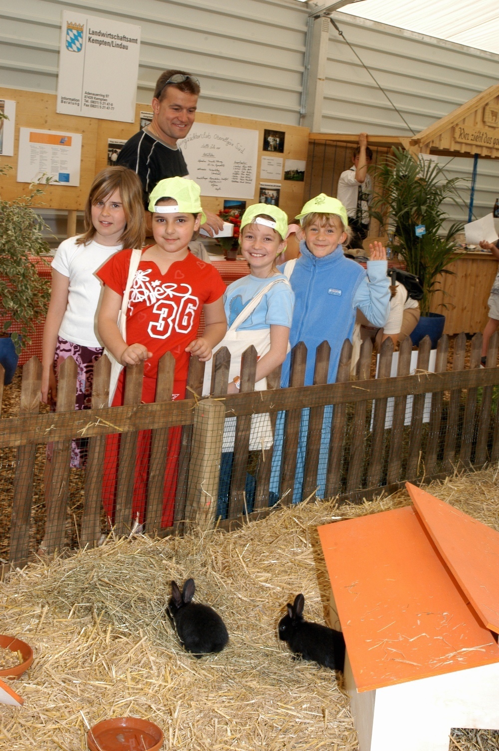 Kinder im Tierzelt der AllgäuSchau. Foto: Fetzer GmbH