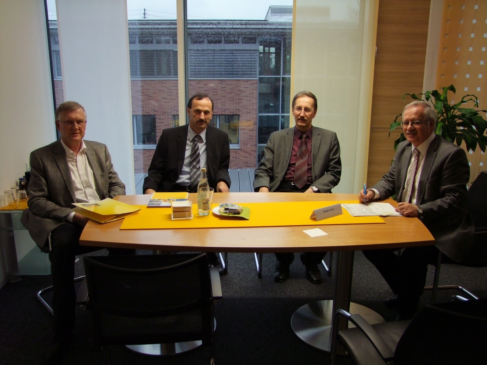 v.r.: Hubert Hafner im Gespräch mit Bgm. Ernst Walter, Maximilian Mühlbauer und Erwin Fuchs. Foto: LRA Günzburg