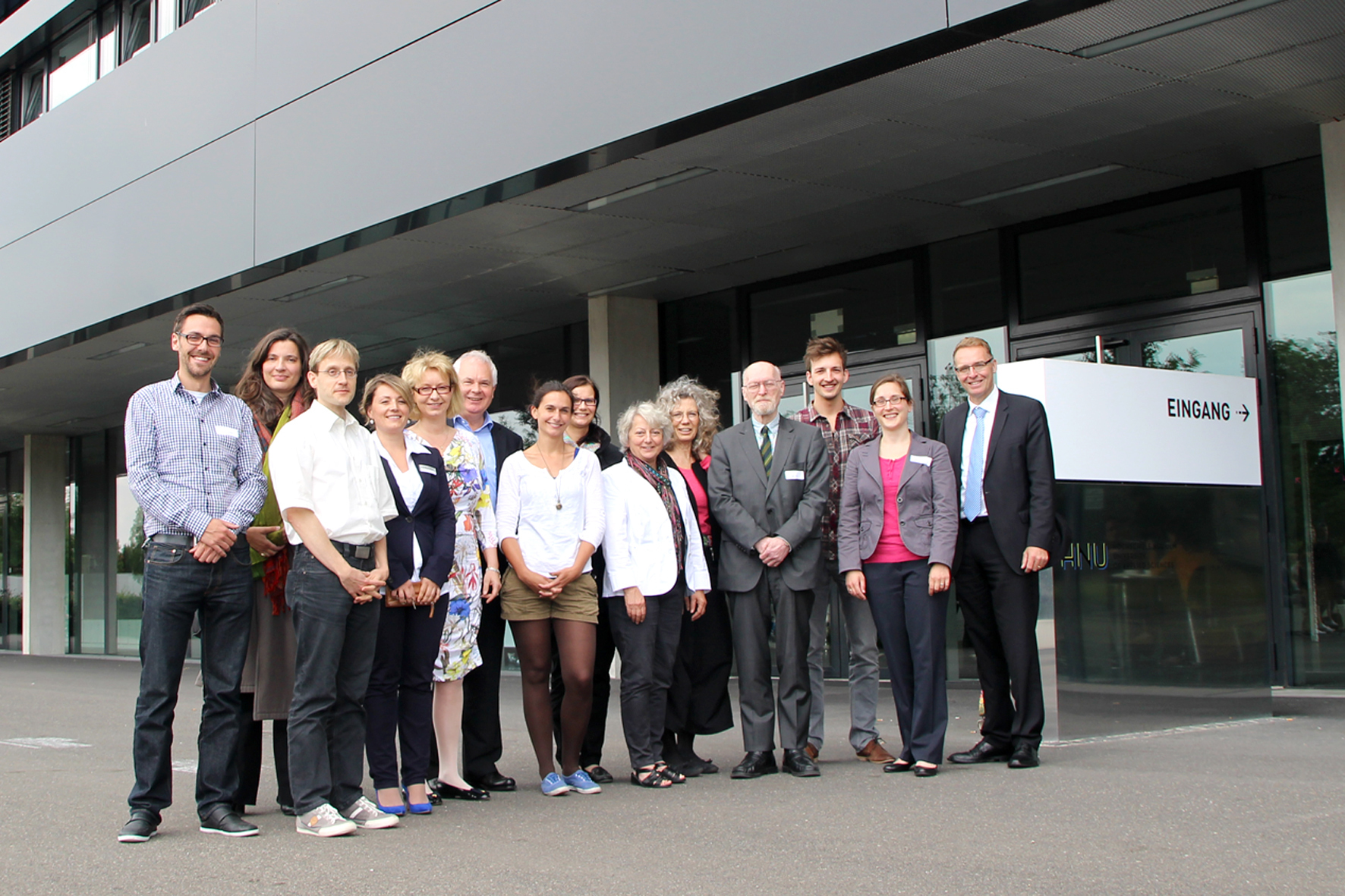 Prof. Dr. Kormann (5.v.l.) mit Professoren, Mitarbeitern und dem HRK-Team. Foto: HNU
