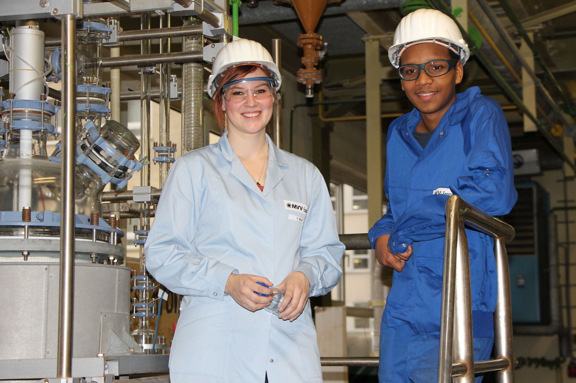"Chemie ist unser Ding" – die Azubis Verena Wolf und Ernesto Bittmann. Foto: MVV Enamic IGS Gersthofen GmbH