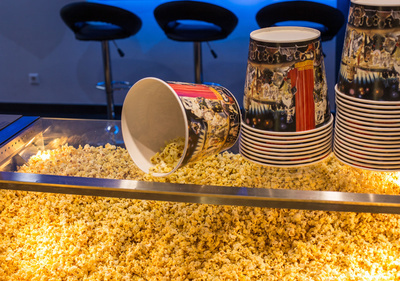 Darf bei einem Kinobesuch nicht fehlen - Popcorn. Foto: Rainer Sturm / pixelio.de