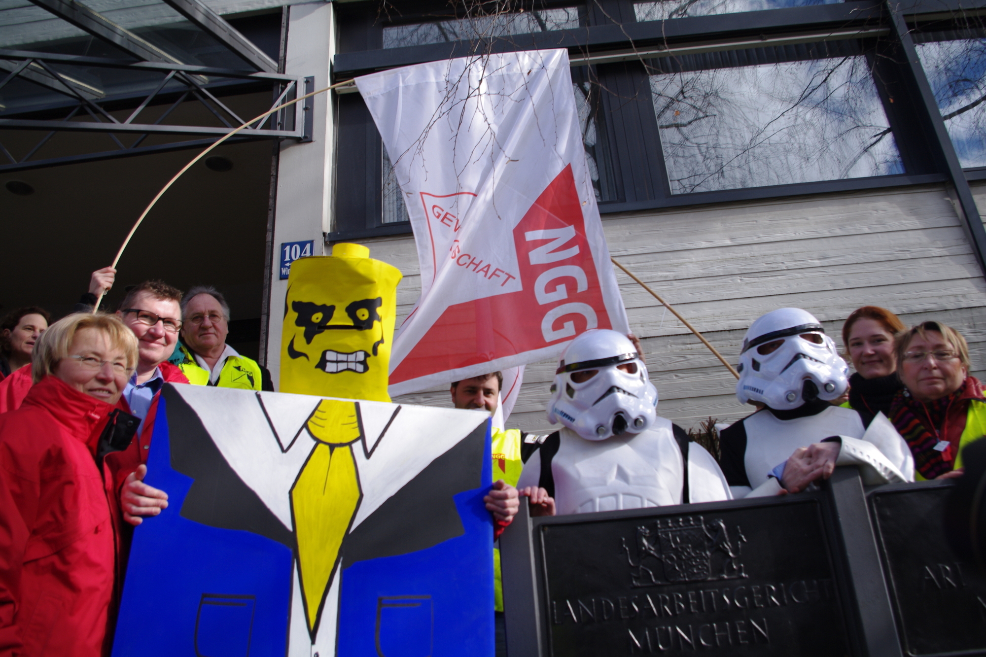 Bei der Kundgebung vor dem Landesarbeitsgericht hatte die NGG Schwaben "Lohnkrieger" und Legomännchen mit an Bord. Foto: NGG
