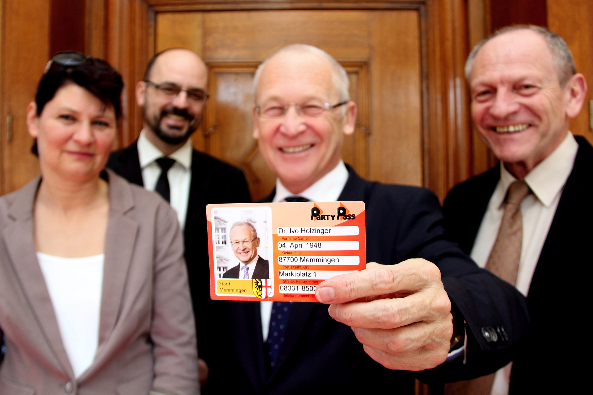 OB Dr. Ivo Holzinger stellt mit Christina Übele, Jörg Haldenmayr und Manfred Mäuerle den Party Pass vor. Foto: Stadt Memmingen