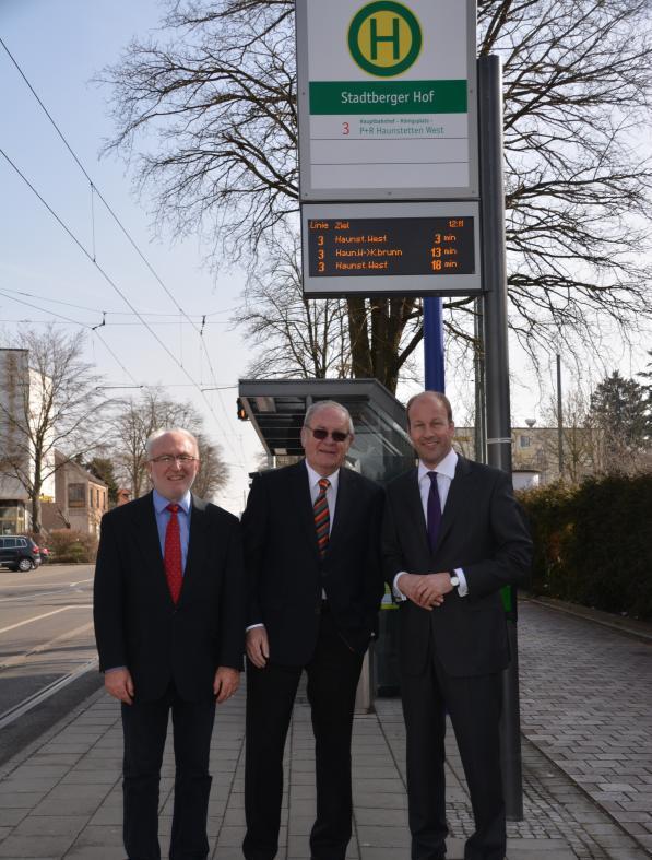Heinz Liebert, Manfred Buhl und Landrat Martin Sailer bei der Besichtigung der Haltestelle. Foto: Landratsamt Augsburg