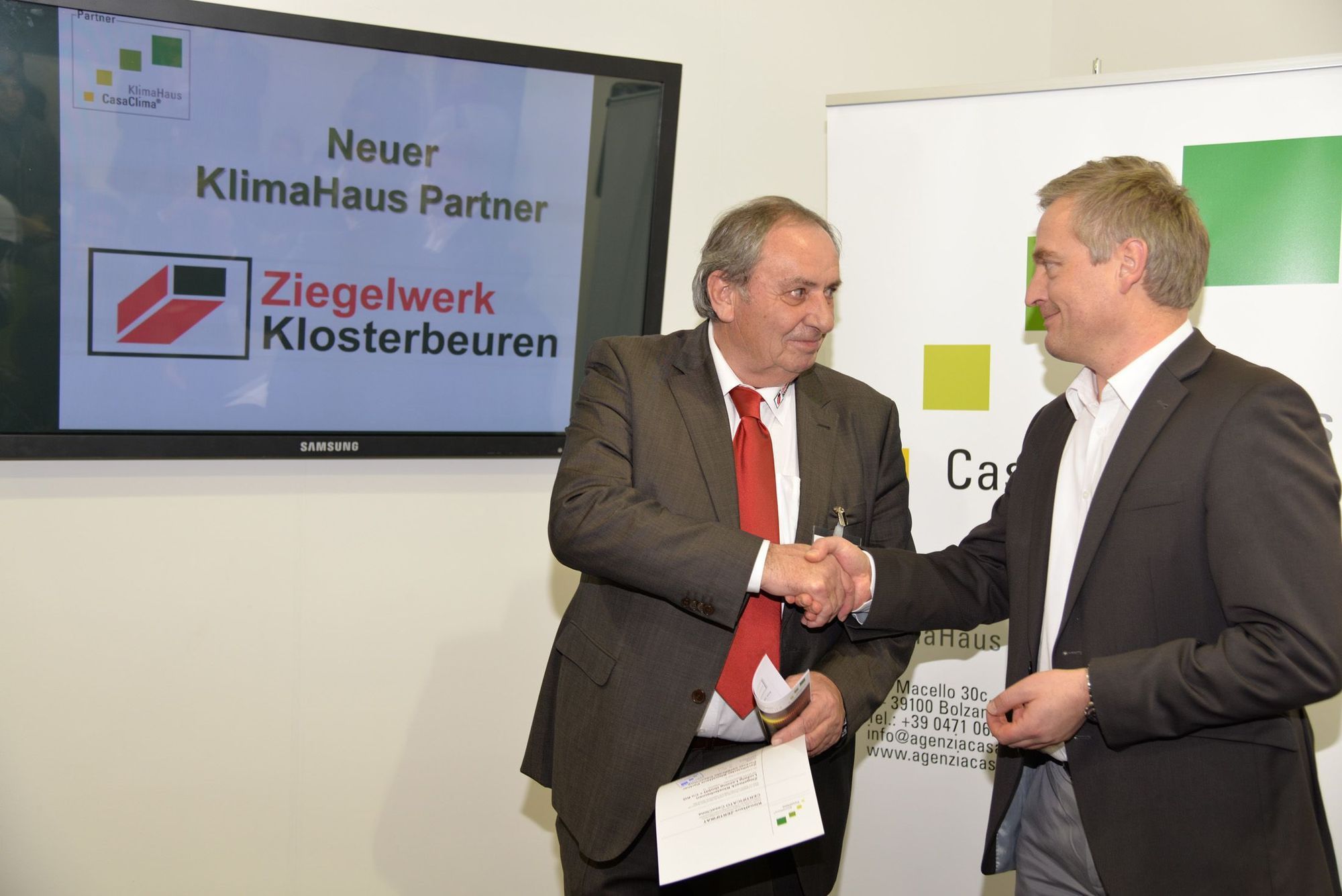 Max Demler, Vertriebsleiter des Ziegelwerks Klosterbeuren und Dr.-Ing. Ulrich Santa von der Klimahaus-Agentur. Foto: Ziegelwerk