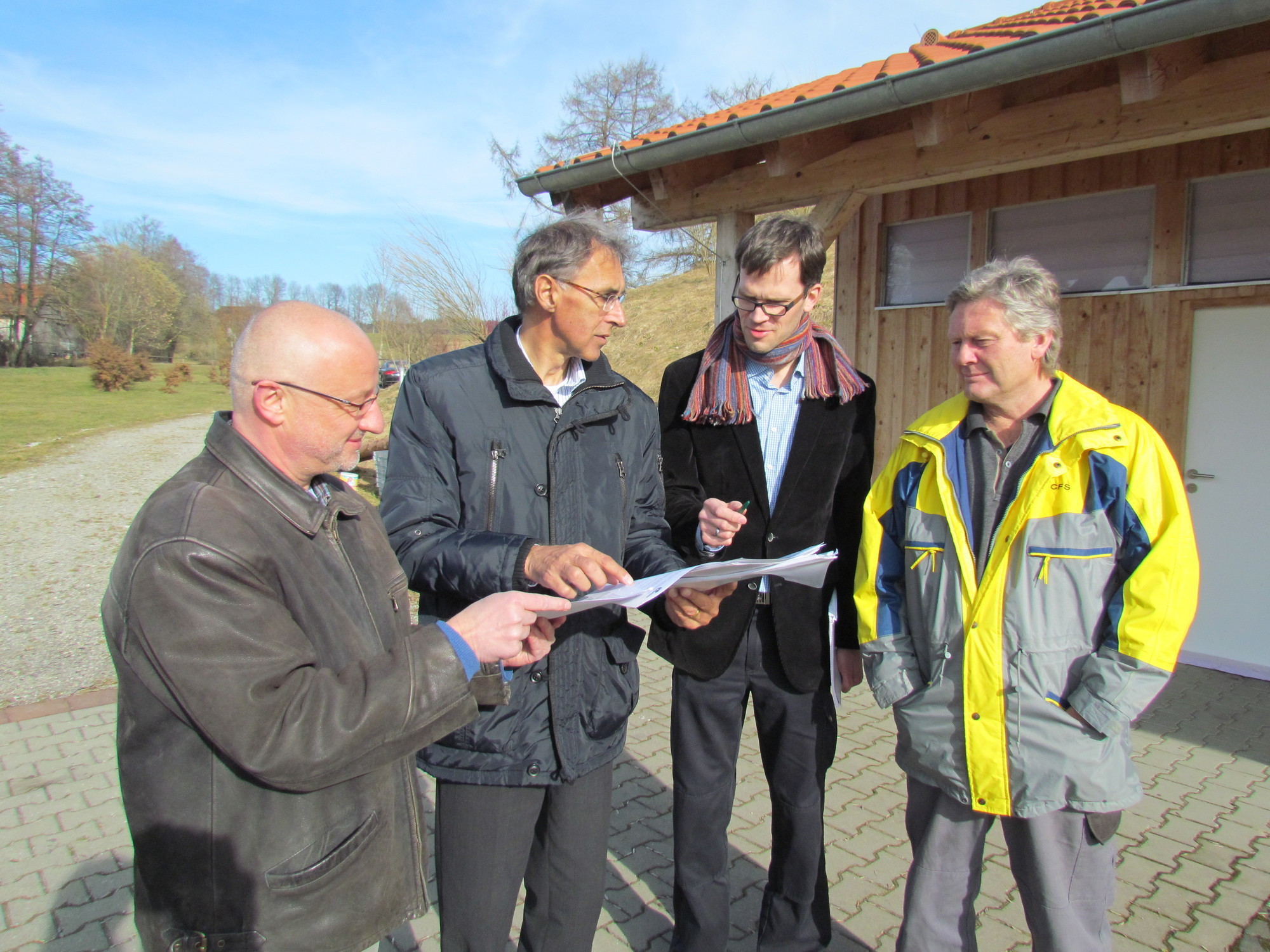 Besprechung des Jugendzeltplatzes Rettenau: W. Fischer, J. Auburger, J. Fleschhut und E. Nieberle. Foto: Landratsamt Ostallgäu