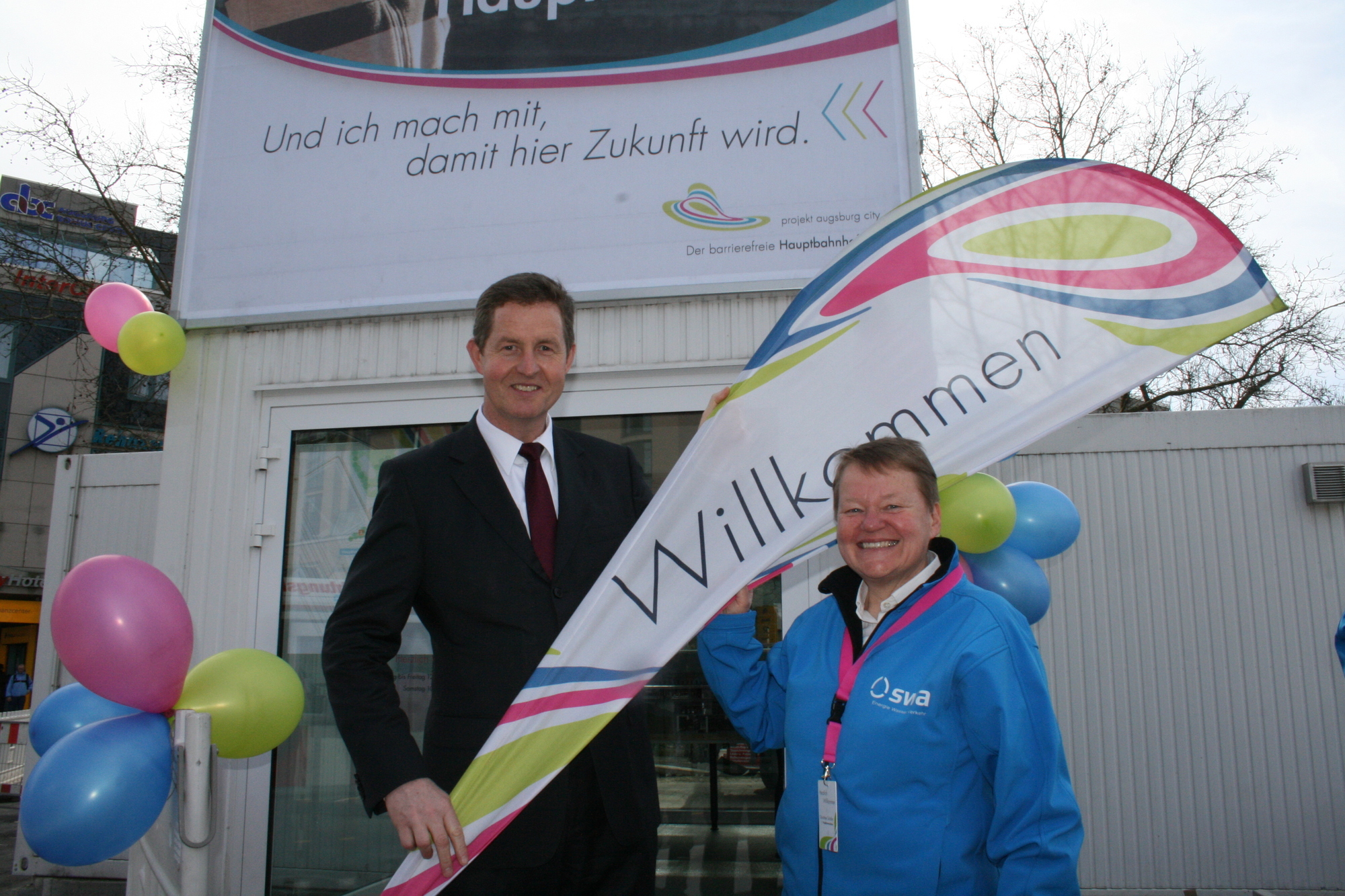 swa-Geschäftsführer Dr. Casazza und Dorothee Schäfer bei der Eröffnung der Infobox. Foto: B4B SCHWABEN