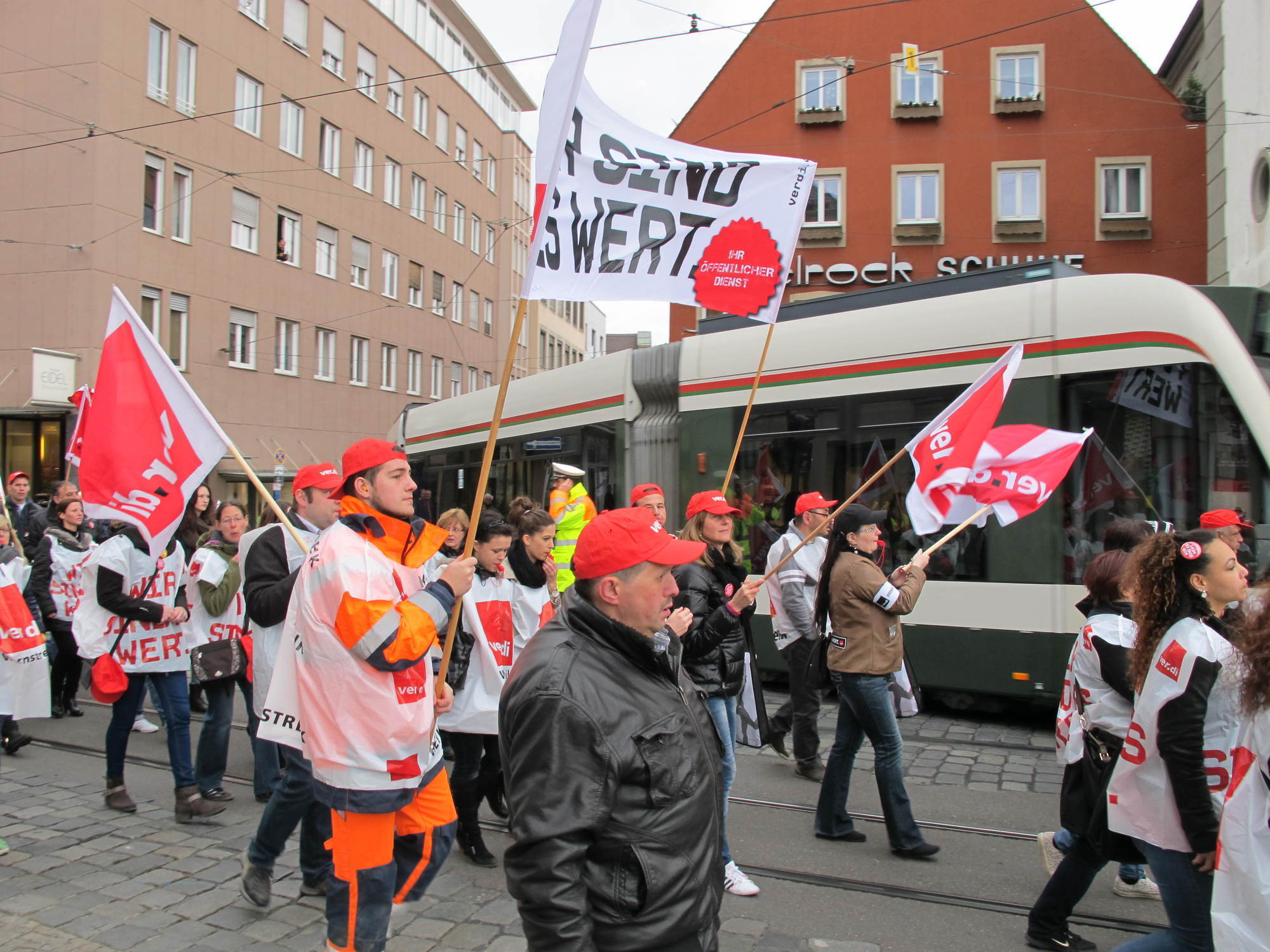 Öffentlicher Dienst streikt: Umzug und Kundgebung von ver.di