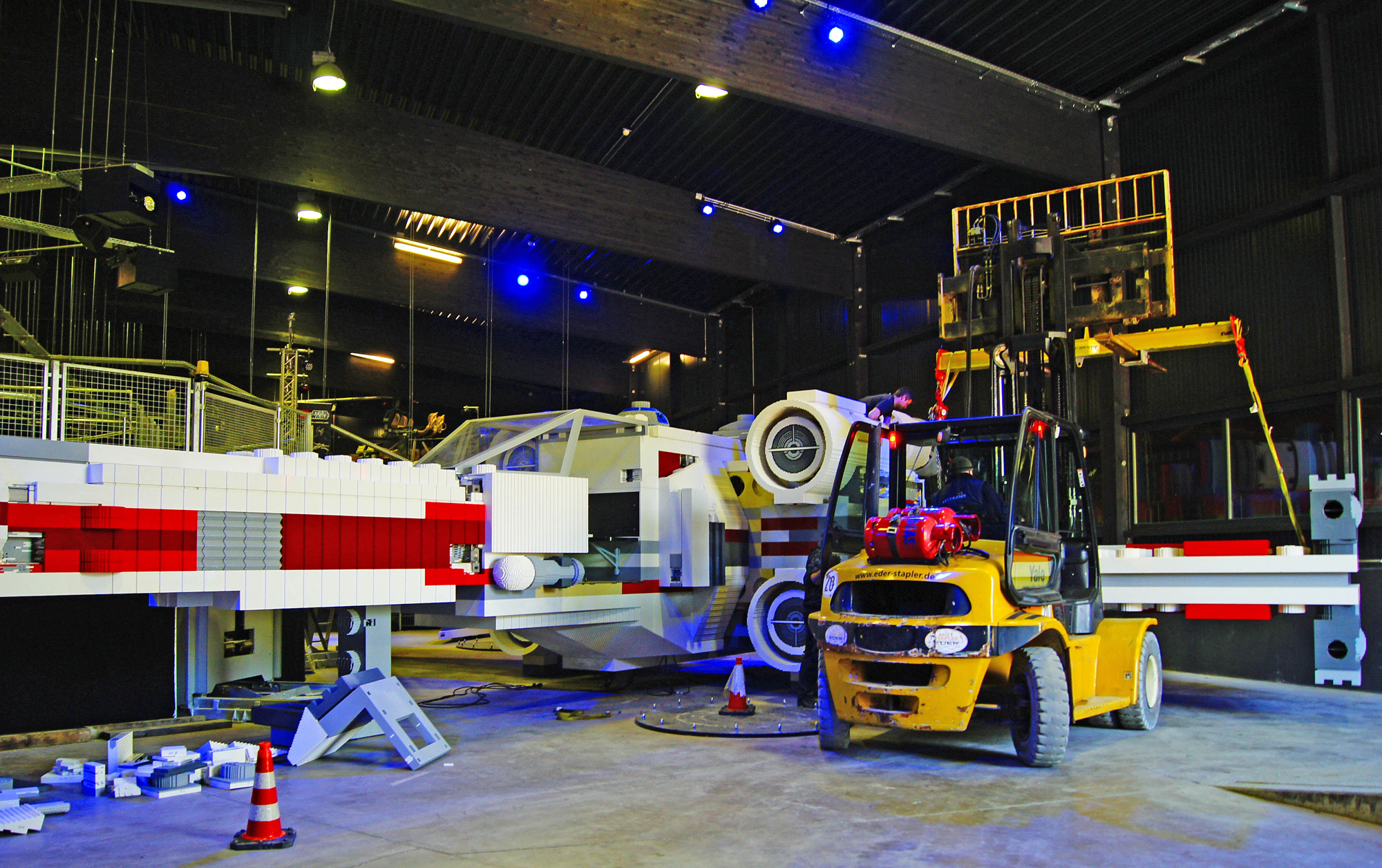 Ein Flügel des LEGO STAR WARS X-Wing Starfighter wird montiert. Foto: LEGOLAND