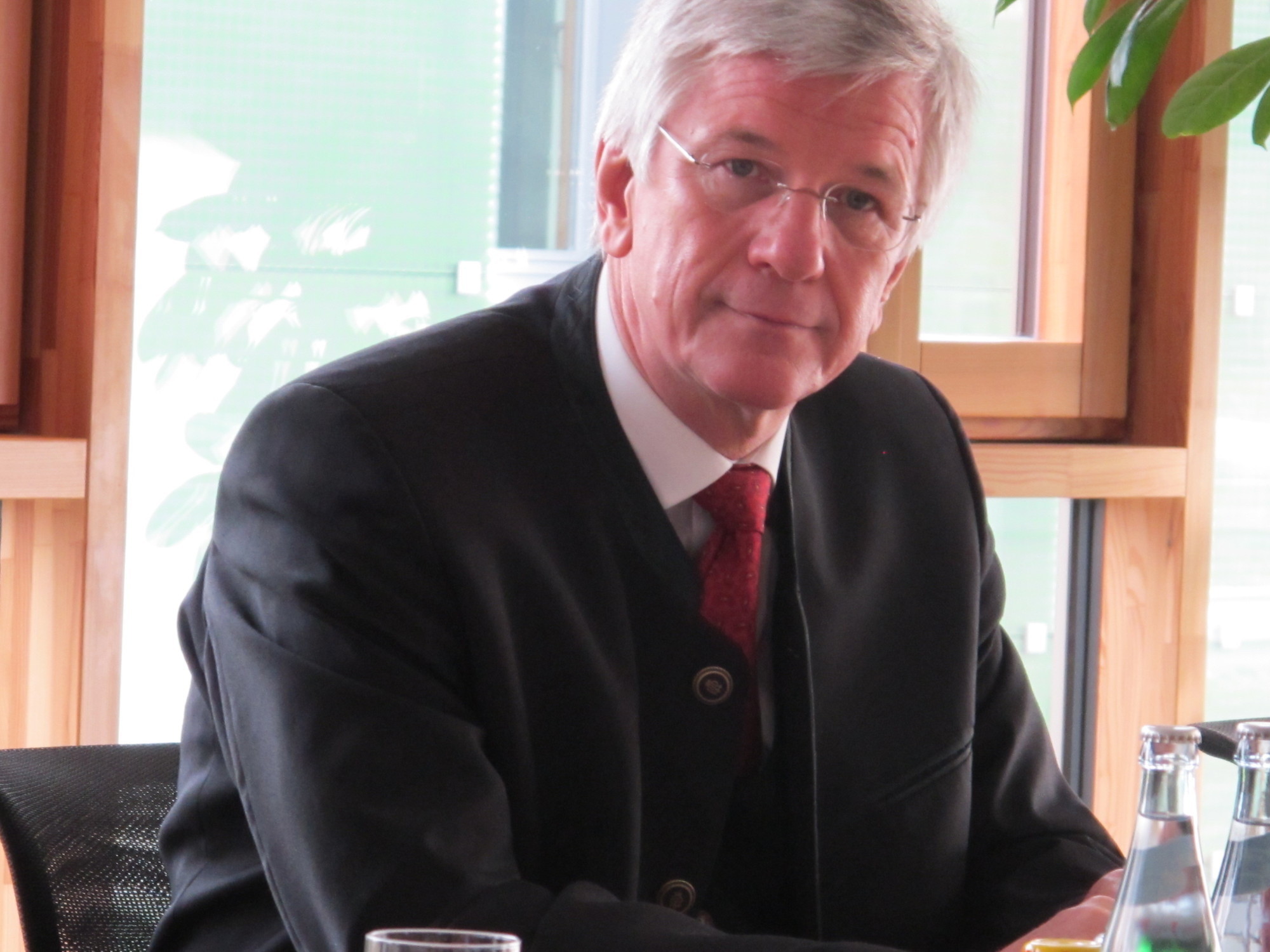 Landrat Christian Knauer wurde mit dem Bundesverdienstkreuz ausgezeichnet. Foto: B4B SCHWABEN