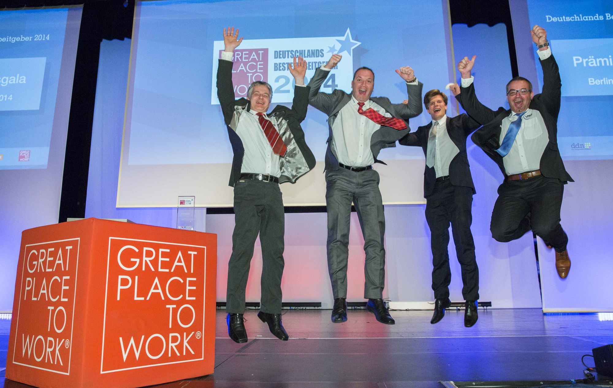 Das UWT Team freut sich über den begerhrten Award. Foto: UWT GmbH