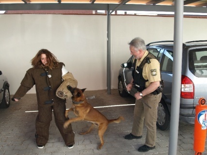 Schülerin Angelina, Tacker und Hundeführer Hubert Lederer stellen Verbrecherverfolgung nach. Foto: BfA Donauwörth