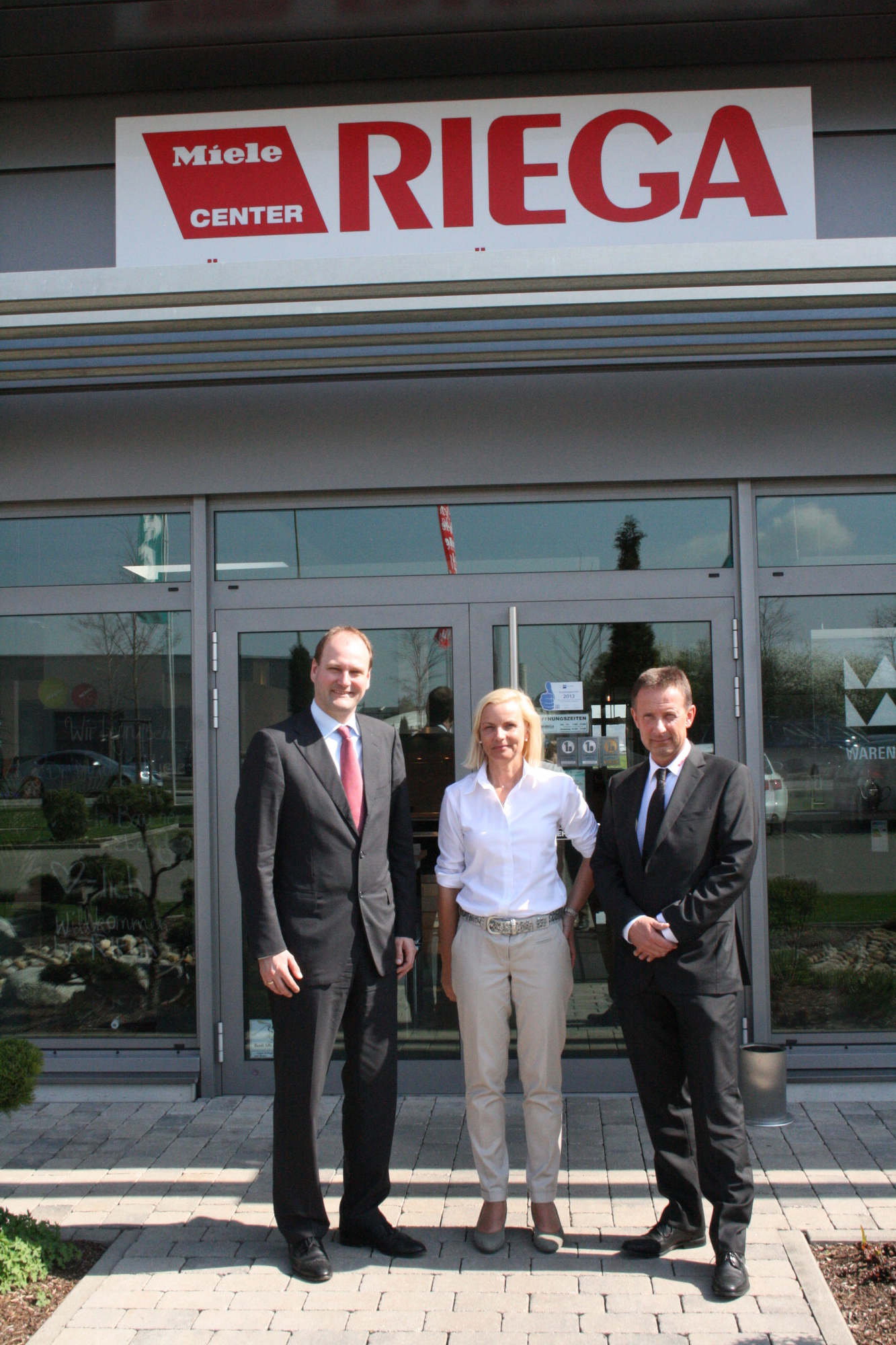 Gemeinsam mit Dr. Markus Miele feierte das Ehepaar Riegel das 80-jährige Jubiläum des RIEGA Miele-Center. Foto: B4B SCHWABEN