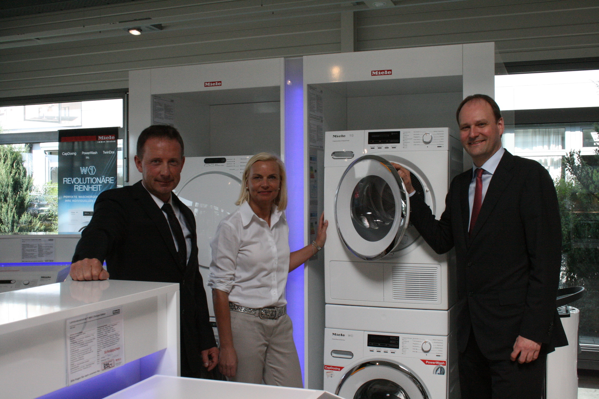 Gemeinsam mit Dr. Markus Miele feierte das Ehepaar Riegel das 80-jährige Jubiläum des RIEGA Miele-Center. Foto: B4B SCHWABEN