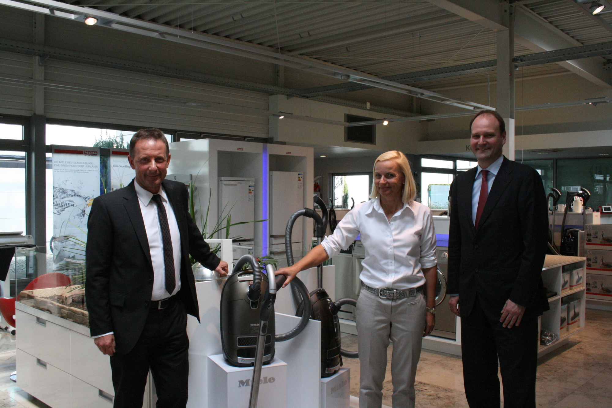 Gemeinsam mit Dr. Markus Miele feierte das Ehepaar Riegel das 80-jährige Jubiläum des RIEGA Miele-Center. Foto: B4B SCHWABEN