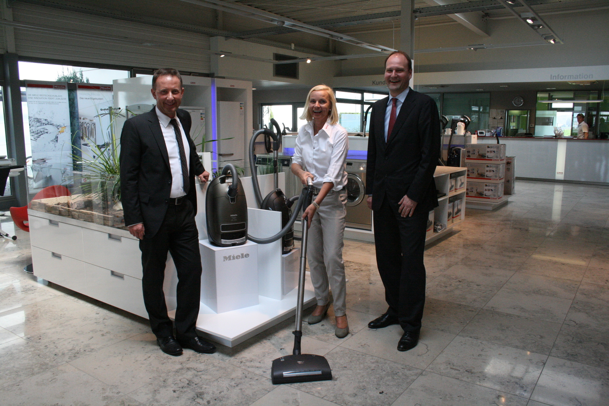 Gemeinsam mit Dr. Markus Miele feierte das Ehepaar Riegel das 80-jährige Jubiläum des RIEGA Miele-Center. Foto: B4B SCHWABEN