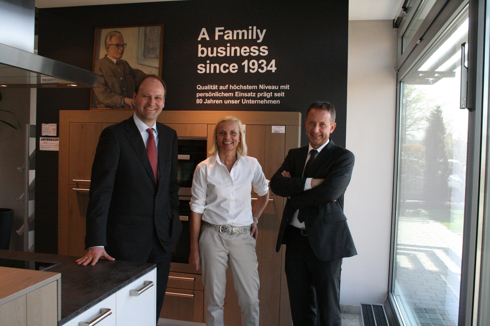 Gemeinsam mit Dr. Markus Miele feierte das Ehepaar Riegel das 80-jährige Jubiläum des RIEGA Miele-Center. Foto: B4B SCHWABEN