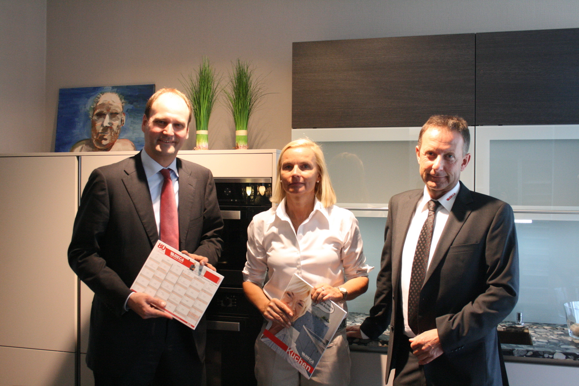 Gemeinsam mit Dr. Markus Miele feierte das Ehepaar Riegel das 80-jährige Jubiläum des RIEGA Miele-Center. Foto: B4B SCHWABEN