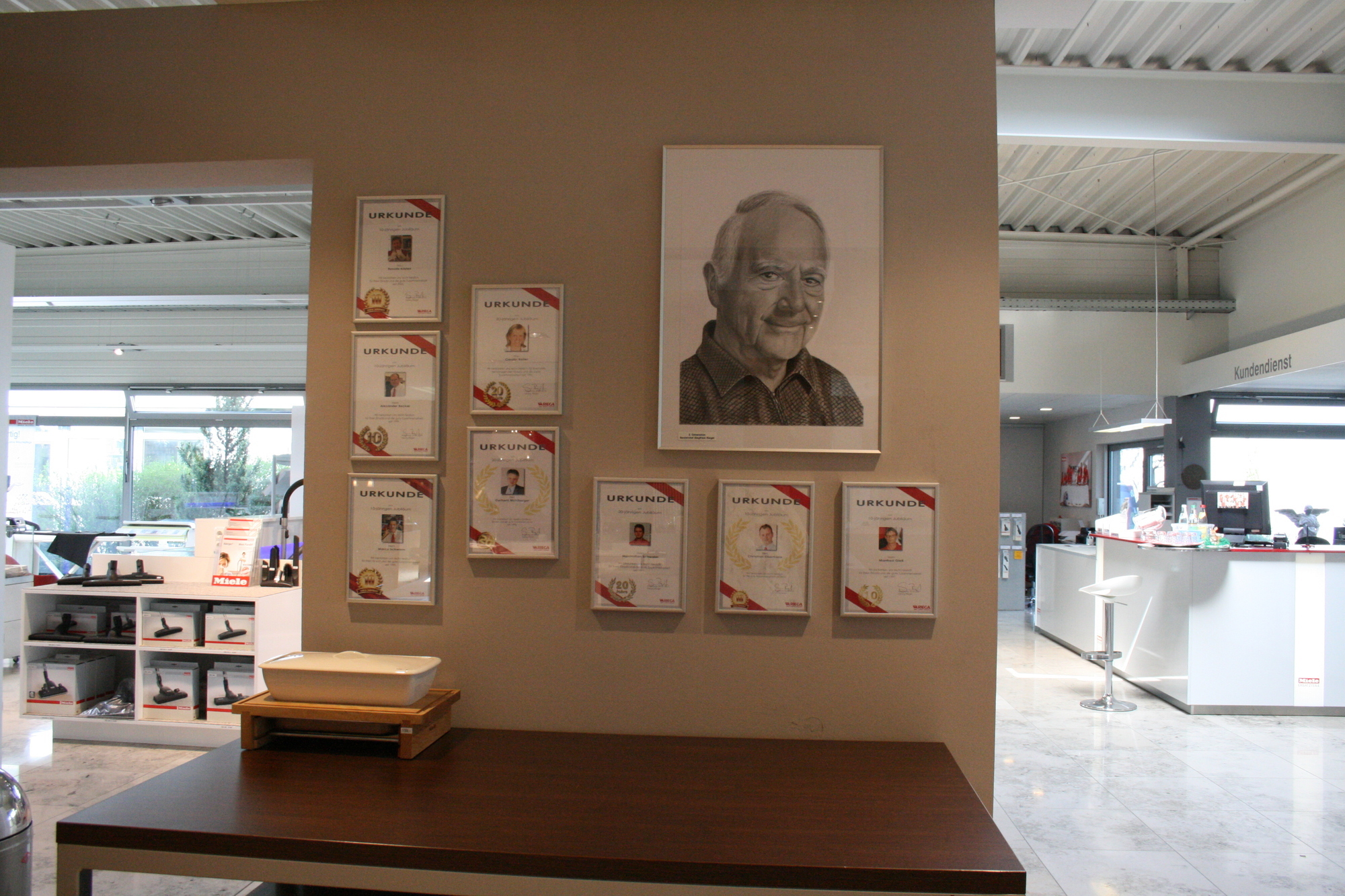 Gemeinsam mit Dr. Markus Miele feierte das Ehepaar Riegel das 80-jährige Jubiläum des RIEGA Miele-Center. Foto: B4B SCHWABEN