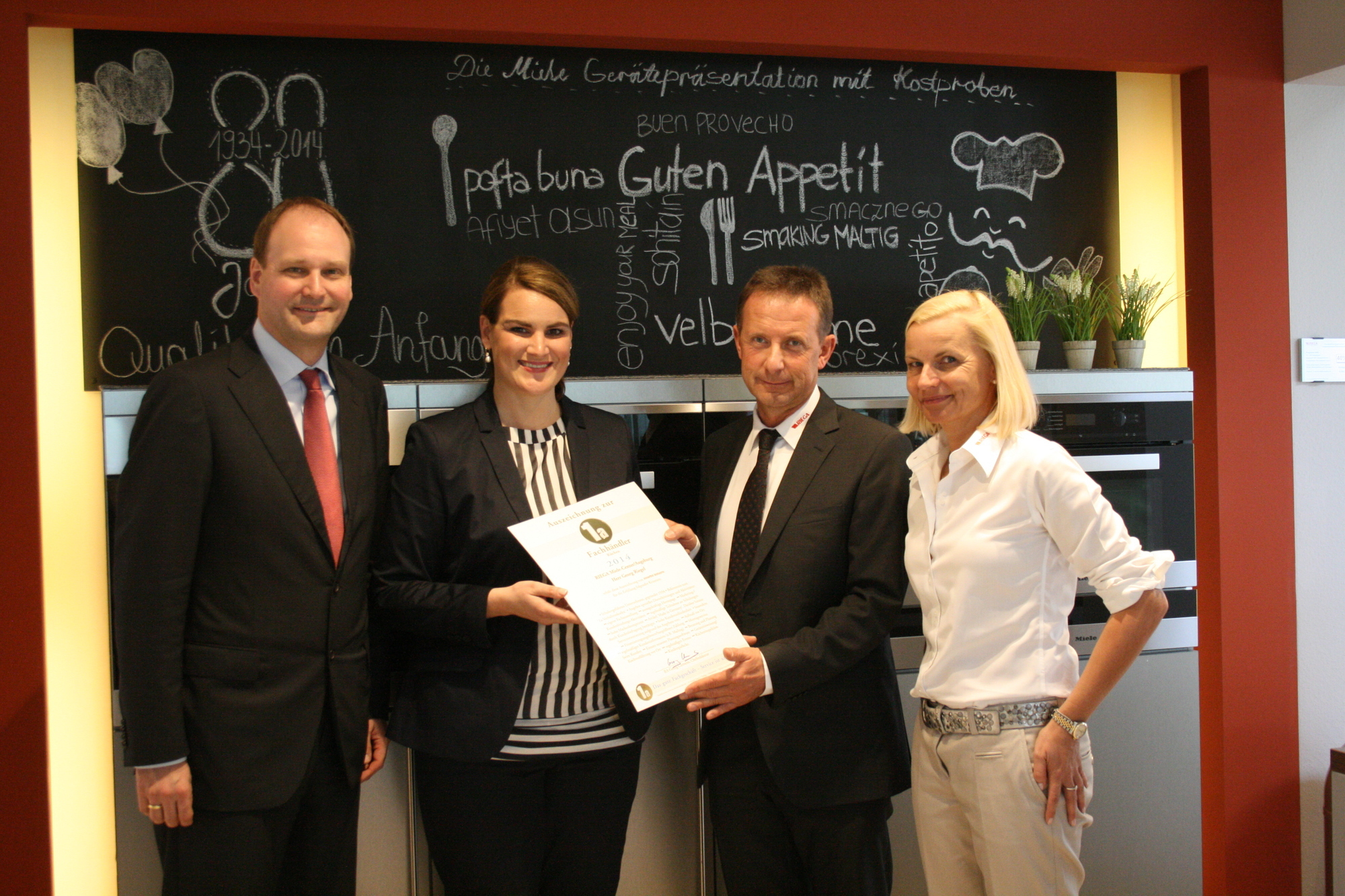 Gemeinsam mit Dr. Markus Miele feierte das Ehepaar Riegel das 80-jährige Jubiläum des RIEGA Miele-Centers. Foto: B4B SCHWABEN