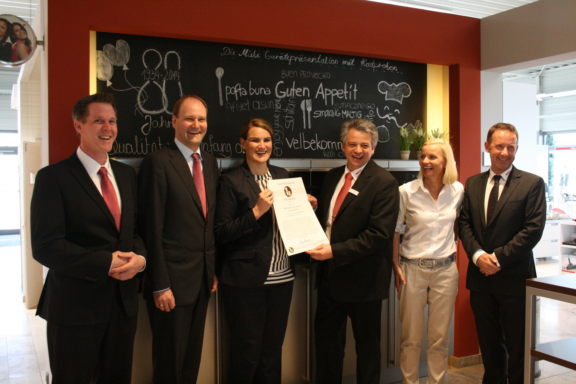 Gemeinsam mit Dr. Markus Miele feierte das Ehepaar Riegel das 80-jährige Jubiläum des RIEGA Miele-Center. Foto: B4B SCHWABEN