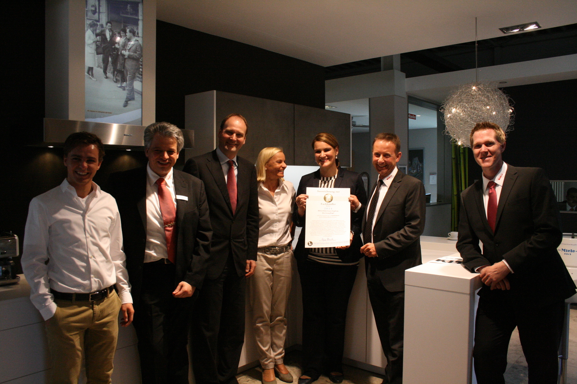 Gemeinsam mit Dr. Markus Miele feierte das Ehepaar Riegel das 80-jährige Jubiläum des RIEGA Miele-Center. Foto: B4B SCHWABEN