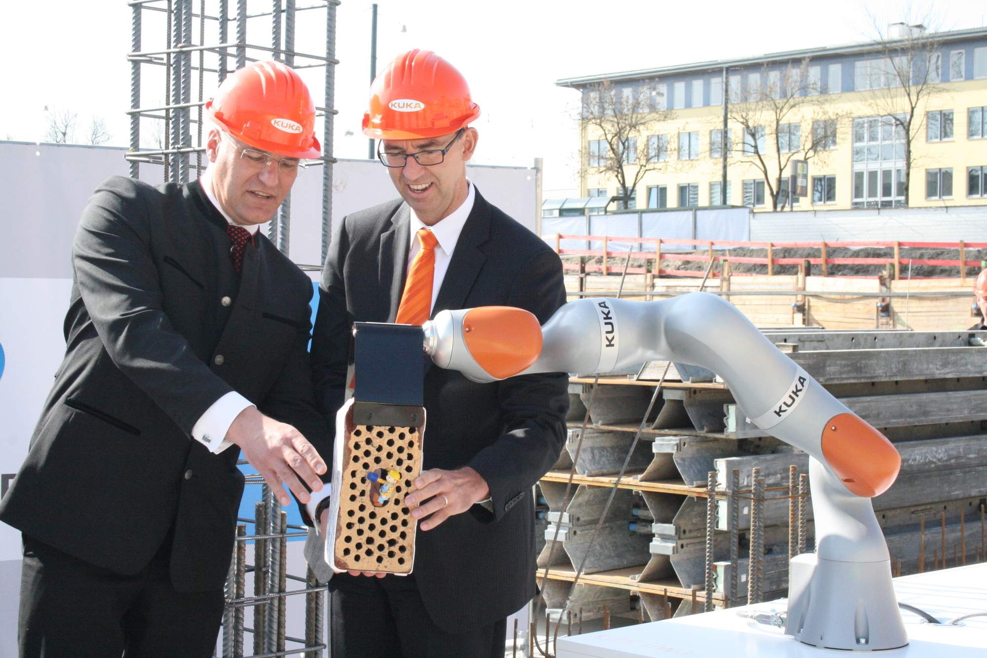 Grundsteinlegung des neuen Entwicklungs- und Technologienzentrums der KUKA AG. Foto: B4B SCHWABEN