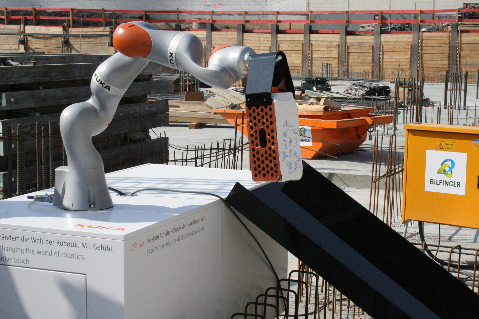Grundsteinlegung des neuen Entwicklungs- und Technologienzentrums der KUKA AG. Foto: B4B SCHWABEN
