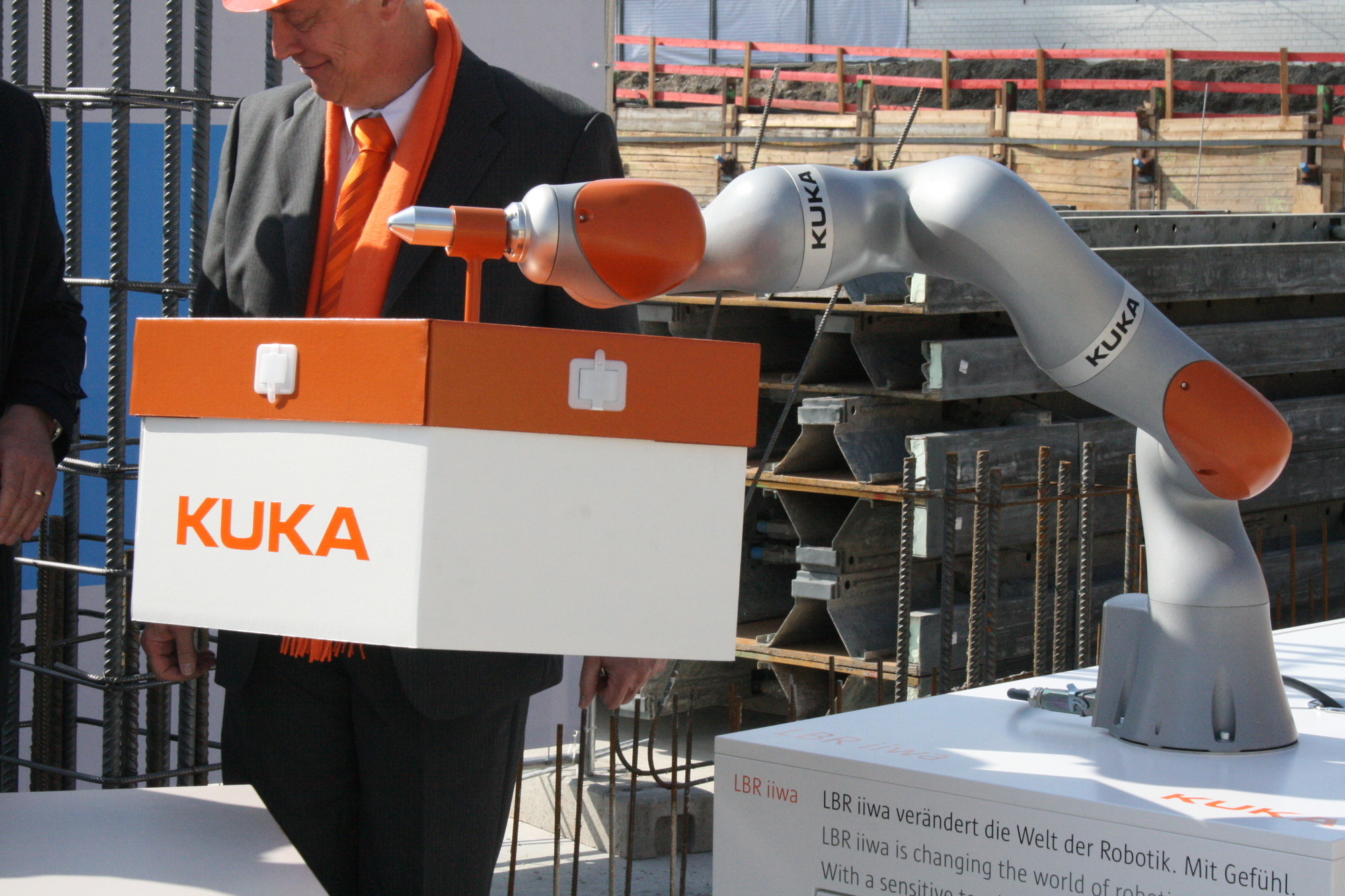 Grundsteinlegung des neuen Entwicklungs- und Technologienzentrums der KUKA AG. Foto: B4B SCHWABEN