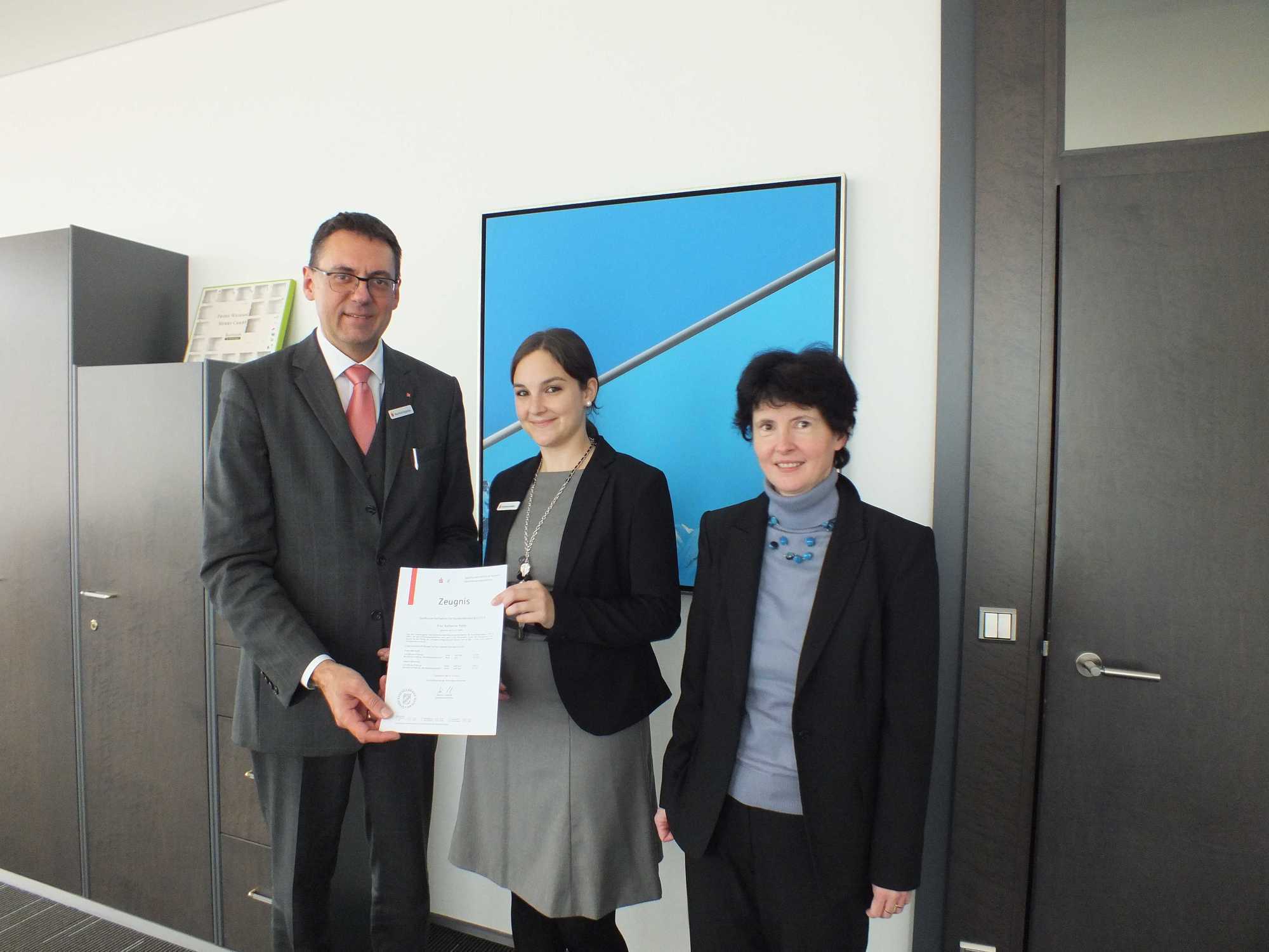 Manfred Hegedüs und Birgid Stich gratulieren Katharina Rehle zu ihren hervorragenden Prüfungsergebnissen. Foto: SK Allgäu