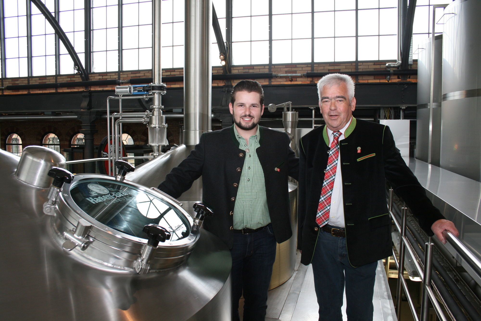 Max Lenz und Brauereiführer Ernst Weis. Foto: B4B SCHWABEN