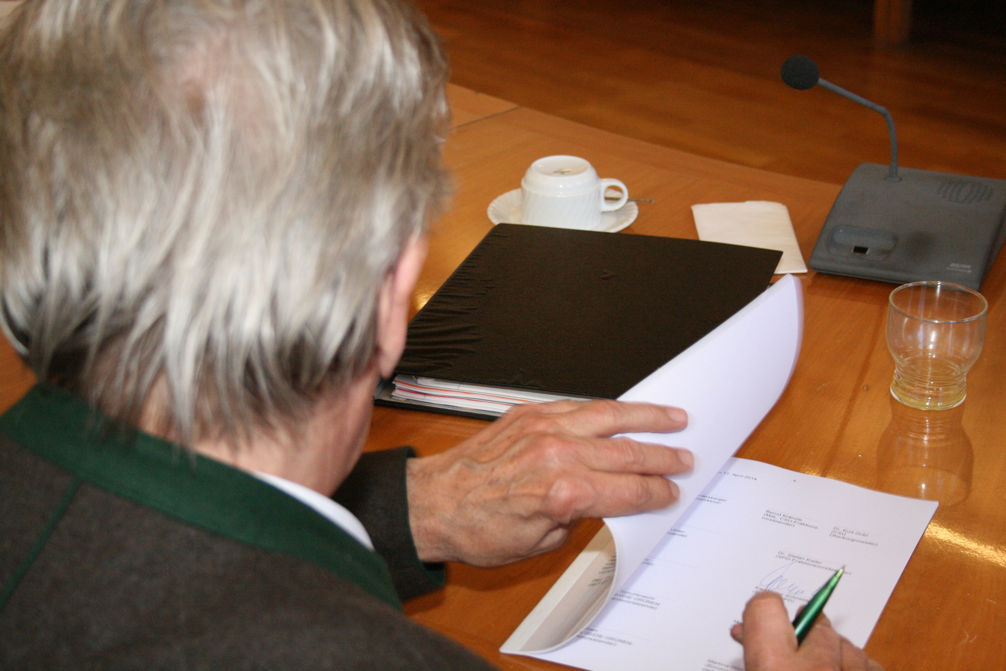 CSU, SPD und Grüne unterzeichnen den Koalitionsvertrag. Foto: B4B SCHWABEN
