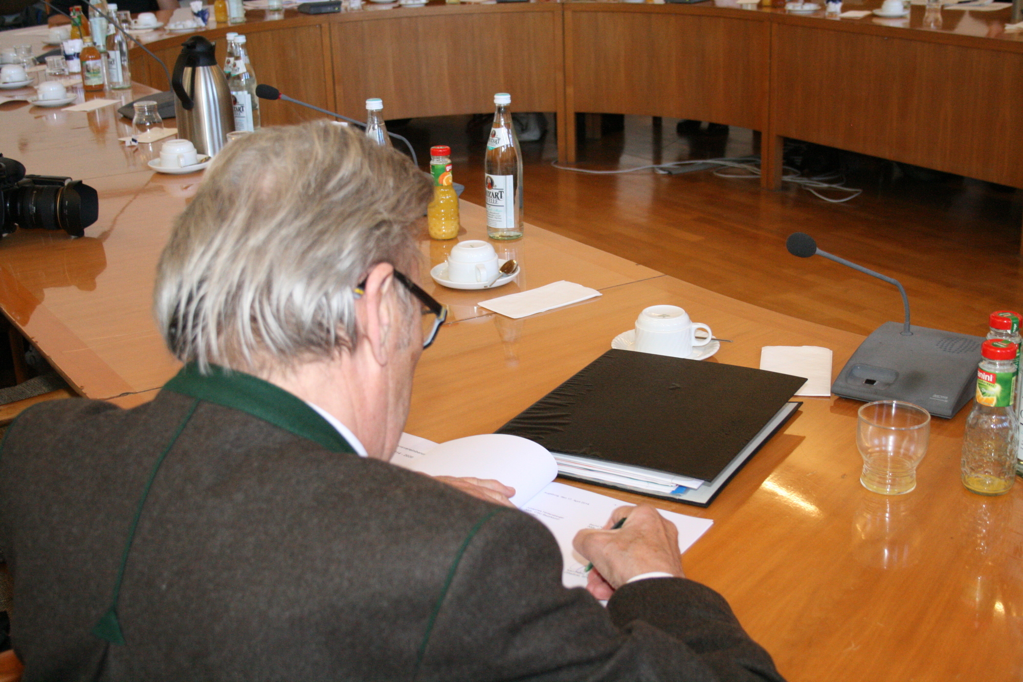 CSU, SPD und Grüne unterzeichnen den Koalitionsvertrag. Foto: B4B SCHWABEN