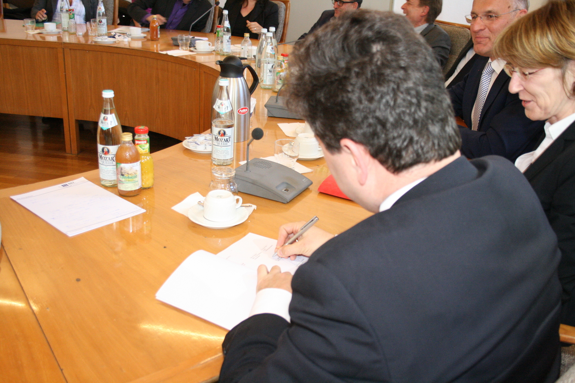 CSU, SPD und Grüne unterzeichnen den Koalitionsvertrag. Foto: B4B SCHWABEN