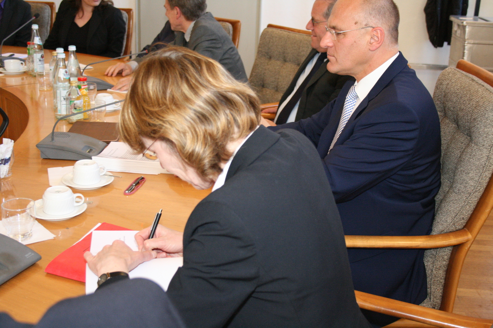 CSU, SPD und Grüne unterzeichnen den Koalitionsvertrag. Foto: B4B SCHWABEN