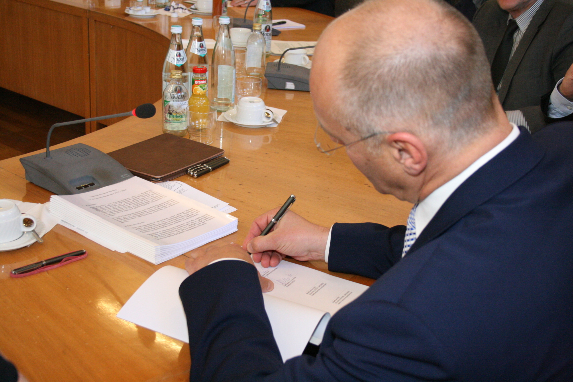 CSU, SPD und Grüne unterzeichnen den Koalitionsvertrag. Foto: B4B SCHWABEN