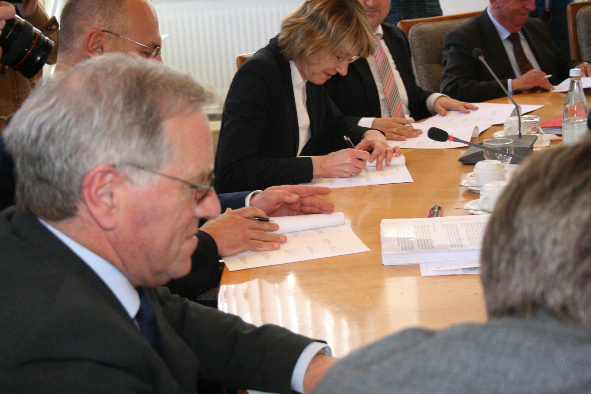 CSU, SPD und Grüne unterzeichnen den Koalitionsvertrag. Foto: B4B SCHWABEN