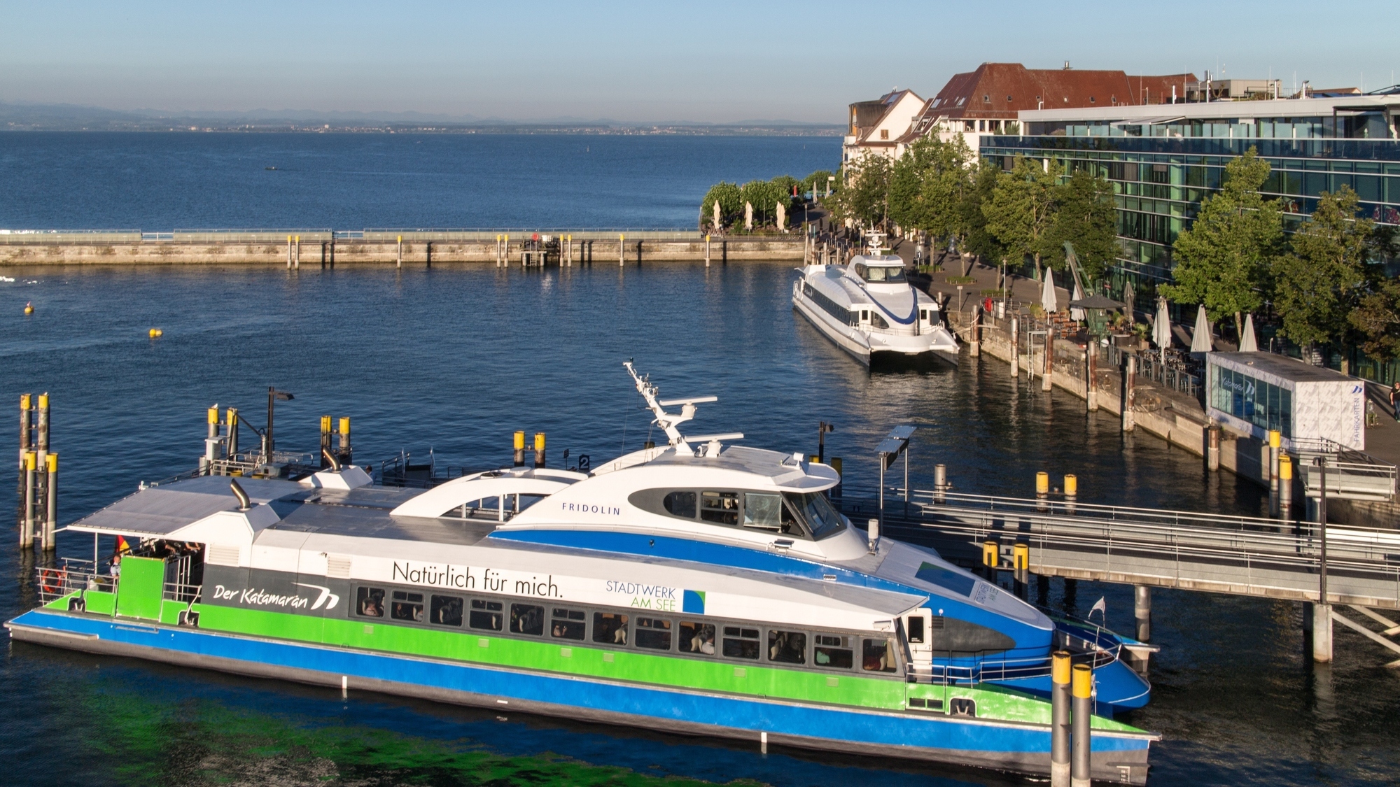 Katamaran Fridolin im Hafen Friedrichshafen. Foto: Katamaran-Reederei Bodensee